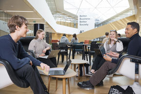 Opiskelijoita opiskelemassa Kauppakorkeakoululla. Kuva: Ari Toivonen