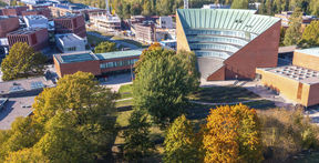 Kampuksen keskus kuvattuna ylhäältä. Kuvassa näkyy muun muassa Kandidaattikeskus ja Väre. Puissa on ruskan värit.us