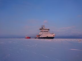 Jäänmurtaja avustaa kauppalaivaa jäärännissä