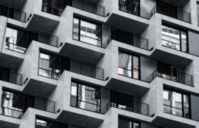 Samankaltaisista moduleista rakentunut betonibrutalistinen talo, A concrete brutalist architectural facade composed of similar modular blocksn julkisivu