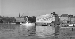 Teollisuuskeskus Oy valmistumisvuonna 1953, modernia toimistoarkkitehtuuria Eteläranta 10, Helsinki, satamassa valkoinen matkust