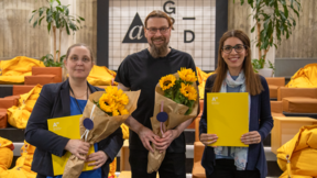Professor Riikka Puurunen, Professor Patrick Rinke and IT Application Owner Lara Ejtehadian holding sunflowers and diplomas
