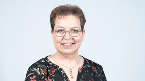 Ett personporträtt av Elisabeth Morney mot en vit bakgrund.