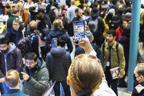 Suuri joukko opiskelijoita Thesis Fair -lopputyötapahtumassa