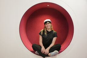 Reetta Kanervo kandikeskuksen kirjastossa. 