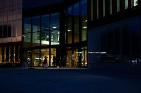 Väreen sisäänkäynti iltavalaistuksessa.