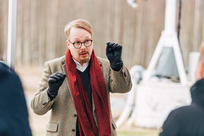 Tuomas Savolainen esittelemässä teleskooppeja Metsähovin observatorion 50-vuotis juhlatilaisuudessa.