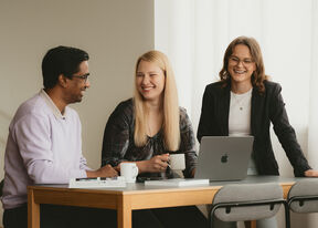 Kolme opiskelijaa ryhmätyötä tekemässä