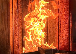 Intensiivinen liekkimeri leviää huoneessa polttaen puurakenteita kiivailla, pyörivillä kuvioilla.