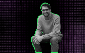 Mies harmaa villapaita ja farkut kyykyssä violetti pistetausta neon vihreä ääriviiva