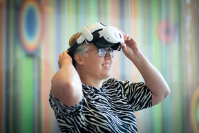 Marjaana Siivola Dipolissa laittamassa päähän virtuaalilaseja.