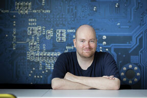 Juho Leinonen Tietotekniikan talossa, kuva: Matti Ahlgren