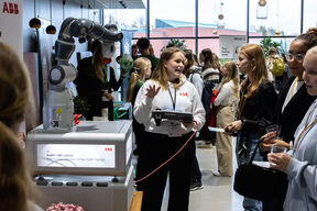 Lukiolaisia Shaking up Tech -tapahtuman messualueella