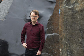 Eric Malmi Otaniemen kampuksella Laura Könösen Glitch-teoksen edessä. Kuva: Matti Ahlgren