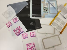 Visuaalisia älytageja, joissa on väriä muuttavia sensoreita ja sähköisiä älytageja, joissa sensori on osa mikrosirua.