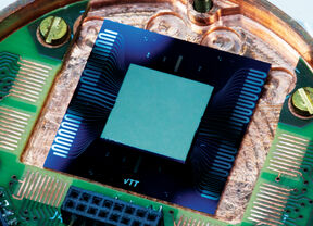 Valokuva flip-chip laitteesta kuparisella näytealustalla.