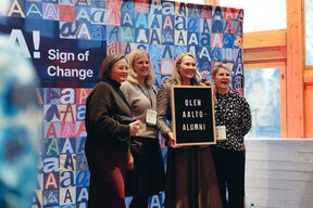 Aalto-yliopiston alumneja A! Sign of Change kuvausseinän edessä
