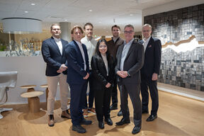 Laskentatoimen Capstone-kurssin yksi opiskelijaryhmä ja vastuuprofessorit