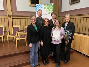 Palkinnon vastaanottivat Kielibuusti-hankkeen toimijat.