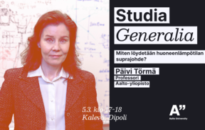 Henkilö ruskeassa bleiserissä ja valkoisessa paidassa seisoo kaaviotaulun edessä. Teksti luennosta Aalto-yliopistossa.