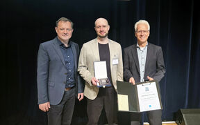 Vasemmalta: professori Stefan Weinzierl (Berliinin teknillinen yliopisto), professori Johannes M. Arend (Aalto-yliopisto) ja professori Christoph Pörschmann (Kölnin ammattikorkeakoulu) Lothar-Cremer-palkinnonjakotilaisuuden jälkeen DAGA 2026 -tapahtumassa Dresdenissä Saksassa. 