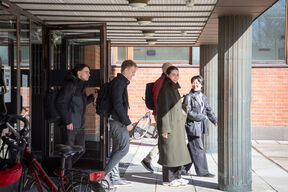 Perustieteiden korkeakoulun opiskelijoita kandikeskuksessa. Kuva: Matti Ahlgren.