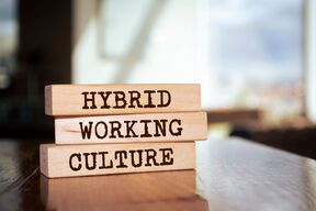 puupalikat jossa teksti hybrid working culture
