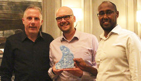 Professori Harry Atwater (vas.), Caltechin yliopiston Resnick Sustainability -instituutin Resonate Award –palkinnon perustaja, professori Mika Järvinen ja tohtorikoulutettava Arshe Said Aalto-yliopistosta.