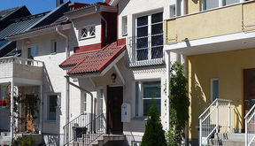 - Townhouse as a new building type is making its way to Finnish housing. Those living alone or together with one person are also interested in the townhouse, says researcher Eija Hasu.