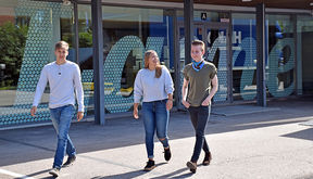 Haukilahti students Roope Maaranta (left), Petra Poimaa ja Alarik Rantala examining the new premises in Otaniemi. The Laine building was previously used by Aalto University's Forest Products Technology. Photo: Taru Turpeinen / Espoo city