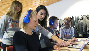 Koodausta kokeiltiin myös CodeBus African mediatilaisuudessa Kauppakorkeakoululla. Kuva: Roope Kiviranta/CodeBus Africa