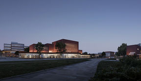 Näkymä metroaseman suuntaan, etualalla Opiskelijakeskus. Havainnekuva Anttinen Oiva Arkkitehdit Oy.