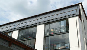 I Helsingfors i Finland, på området Eko-Vik, har sammanlagt nio fastigheter försettsmed solvärmesystem med vilka värme produceras för uppvärmning av varmt vatten och i några fall för golvvärme. Värmen från solfångarna leds till en isolerad vattentank som lagrar värmen. Bild: Helen Oy