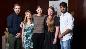 Suomalaiset tutkijat Robert Pylkkänen (Aalto-yliopisto), Armi Tiihonen (Aalto-yliopisto), Jenni Raitoharju (Tampereen teknillinen yliopisto), Nora Wilson (Åbo Akademi) ja Dhirendra Singh (Oulun yliopisto) Global Young Scientists Summit -konferenssissa Singaporessa. Kuva: Tekniikan Akatemia TAF