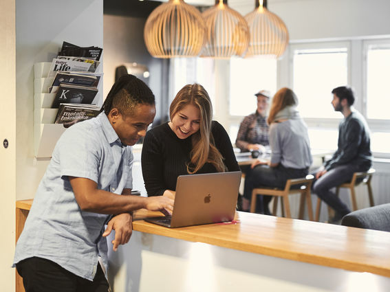 Kuvassa kaksi opiskelijaa tutkii tietokoneen ruutua pöydän molemmiin puolin.Photo: Unto Rautio