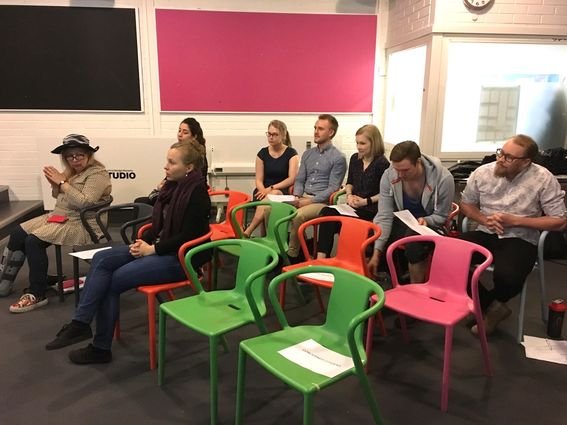 Opiskelijat esittivät tv-ohjelman yleisöä laboratoriokurssin päätöstilaisuudessa 25.4.2019 Design Factorylla / kuva: Helena Seppälä