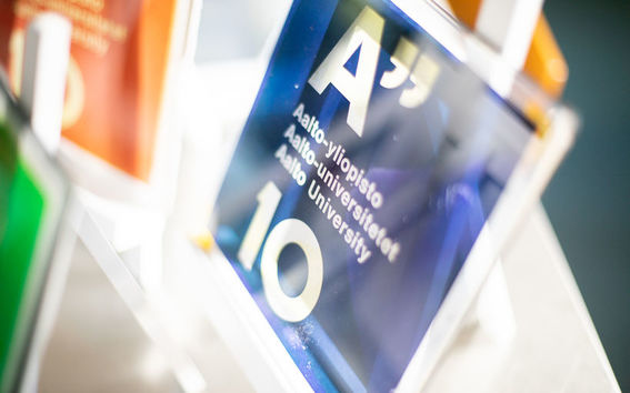 Uusi teknologia mahdollistaa aurinkokennojen painamisen esimerkiksi lasiin. Kuva: Matti Ahlgren