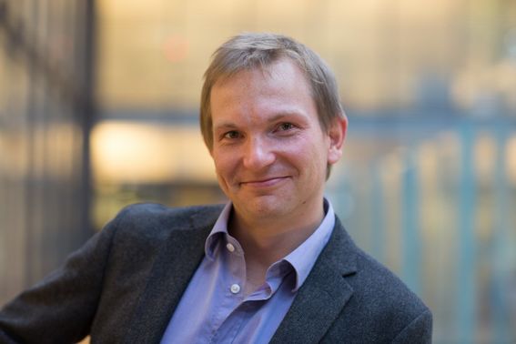 Kuvassa on väittelijä