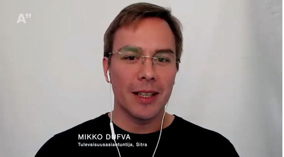 kuvakaappaus etäyhteyden päästä keskusteluun osallistuneesta silmälasipäisestä miehestä, jolla on nappikuulokkeet korvillaan.