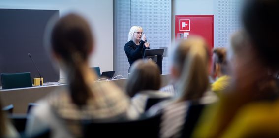 Tutkija puhuu yleisölle