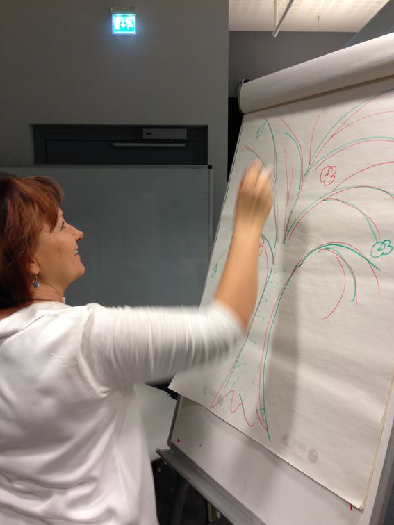 Maire Syrjäkari piirtää flappi-taululle