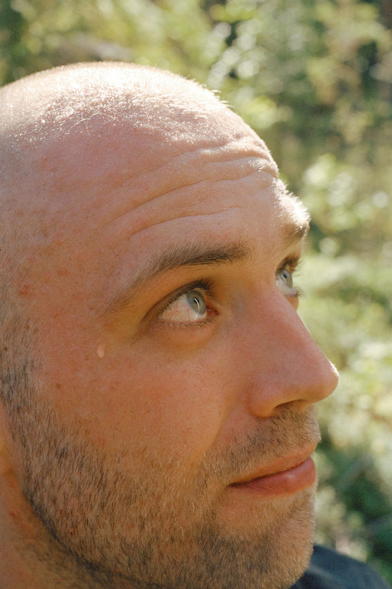 Kuva hikikarpalosta tutkijan otsalla