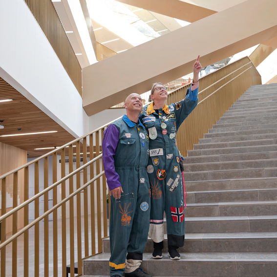 Tiina ja Ari Mäkelä Kauppakorkeakoulun portaissa