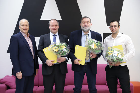 Gary Marquis ja vuoden 2021 väitöskirjapalkintojen saajia