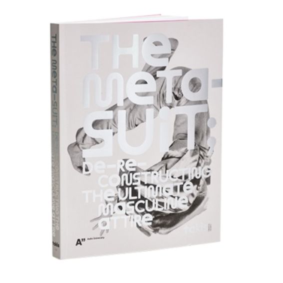 the metasuit. kansi. vaaleanharmaalla pohjalla kuperkeikkaa tekevä mies. Kirjan nimi päällä hopealla.