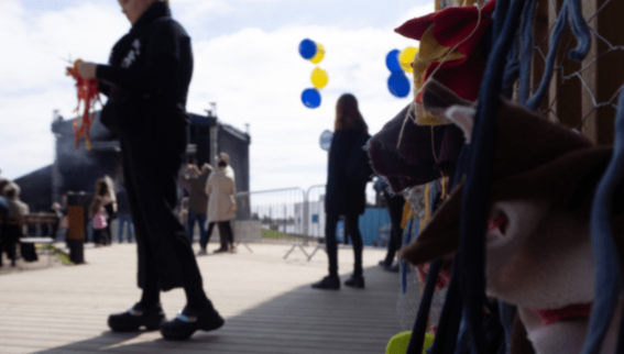 Ihmisiä musiikkikonserttilavan edessä