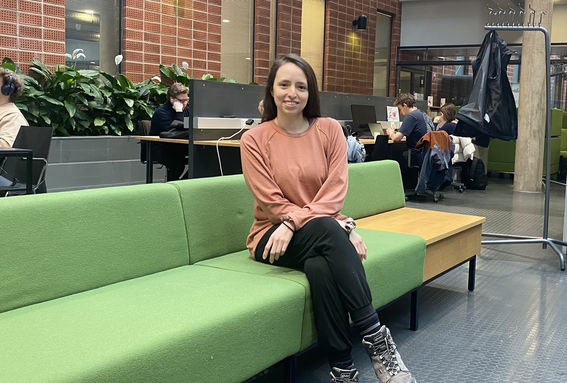 Nidia Obscura Acosta Tietotekniikan talon kirjastossa.