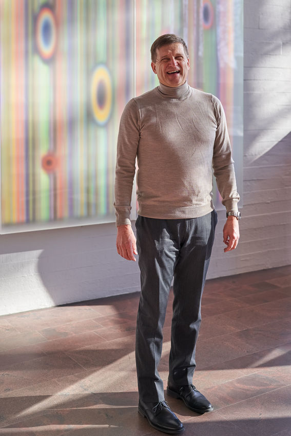 When Dipoli was being renovated in 2017, Ilkka Niemelä happened to be present during the installation of the artwork and ended up supporting a painting from one corner. Photo by Severi Kasurinen.