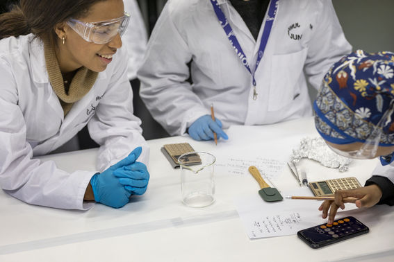 Aalto-yliopisto Juniorin työpajoissa opitaan tutkimustaitoja ja innostutaan yhdessä erilaisista aiheista.