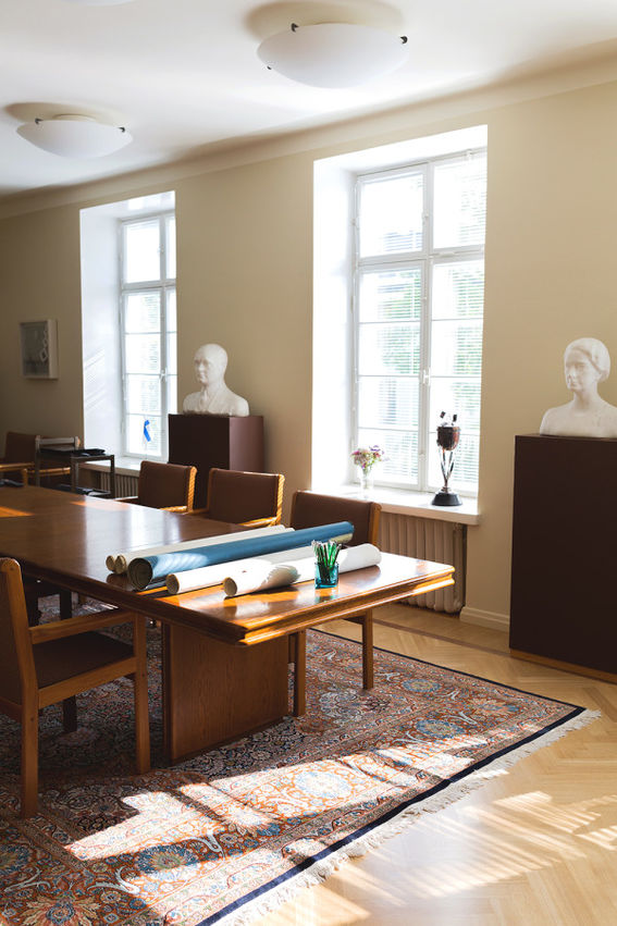 Kuvassa näkyy kaunis neuvotteluhuone Wihurin rahaston Salus-talossa. 